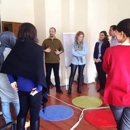 Ankara NLP sertifika eğitimi sınıf içi grup çalışması ve eğitim ortamı fotoğrafı 2