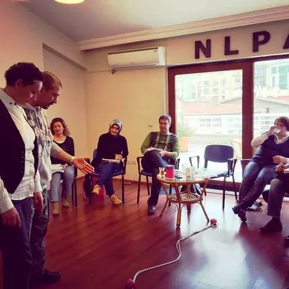 Ankara NLP sertifika eğitimi sınıf içi grup çalışması ve eğitim ortamı fotoğrafı 7
