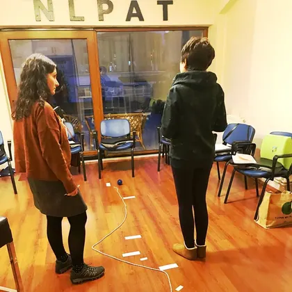 Ankara NLP sertifika eğitimi sınıf içi grup çalışması ve eğitim ortamı fotoğrafı 30