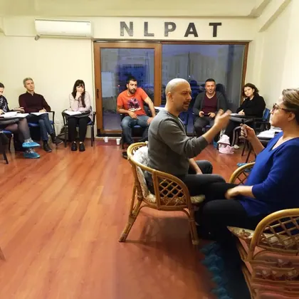 Ankara NLP sertifika eğitimi sınıf içi grup çalışması ve eğitim ortamı fotoğrafı 40