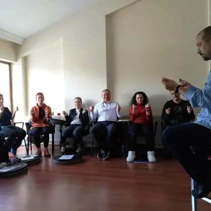 Ankara NLP sertifika eğitimi sınıf içi grup çalışması ve eğitim ortamı fotoğrafı 99