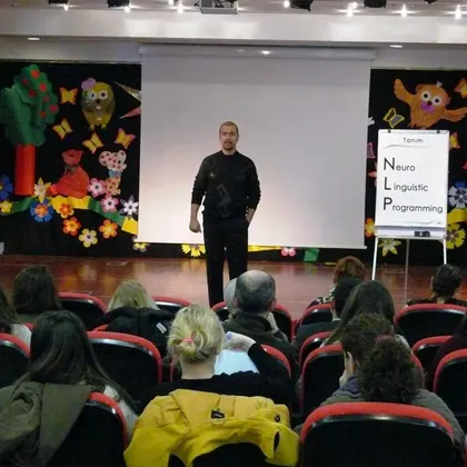 Kurumsal NLP eğitimi, liderlik ve ekip gelişimi sınıf içi uygulama fotoğrafı 11