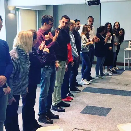 Kurumsal NLP eğitimi, liderlik ve ekip gelişimi sınıf içi uygulama fotoğrafı 23