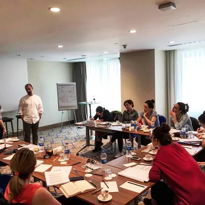 Kurumsal NLP eğitimi, liderlik ve ekip gelişimi sınıf içi uygulama fotoğrafı 25
