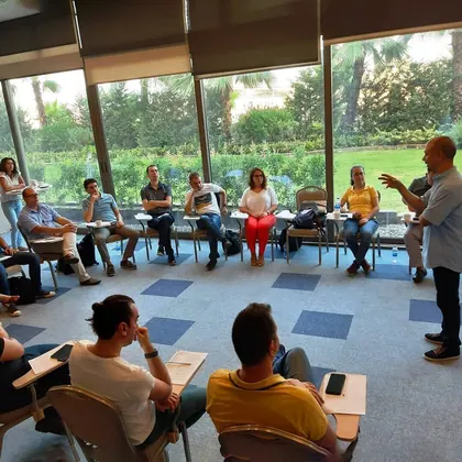Kurumsal NLP eğitimi, liderlik ve ekip gelişimi sınıf içi uygulama fotoğrafı 28