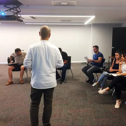 Kurumsal NLP eğitimi, liderlik ve ekip gelişimi sınıf içi uygulama fotoğrafı 32