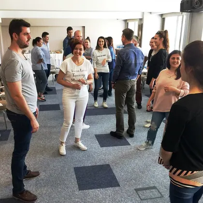 Kurumsal NLP eğitimi, liderlik ve ekip gelişimi sınıf içi uygulama fotoğrafı 34