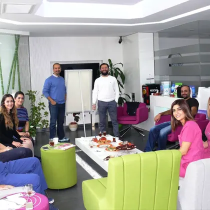 Kurumsal NLP eğitimi, liderlik ve ekip gelişimi sınıf içi uygulama fotoğrafı 37