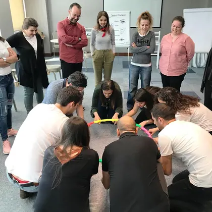 Kurumsal NLP eğitimi, liderlik ve ekip gelişimi sınıf içi uygulama fotoğrafı 40
