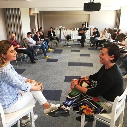 Kurumsal NLP eğitimi, liderlik ve ekip gelişimi sınıf içi uygulama fotoğrafı 49