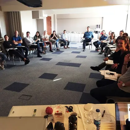 Kurumsal NLP eğitimi, liderlik ve ekip gelişimi sınıf içi uygulama fotoğrafı 57