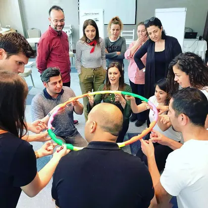 Kurumsal NLP eğitimi, liderlik ve ekip gelişimi sınıf içi uygulama fotoğrafı 62