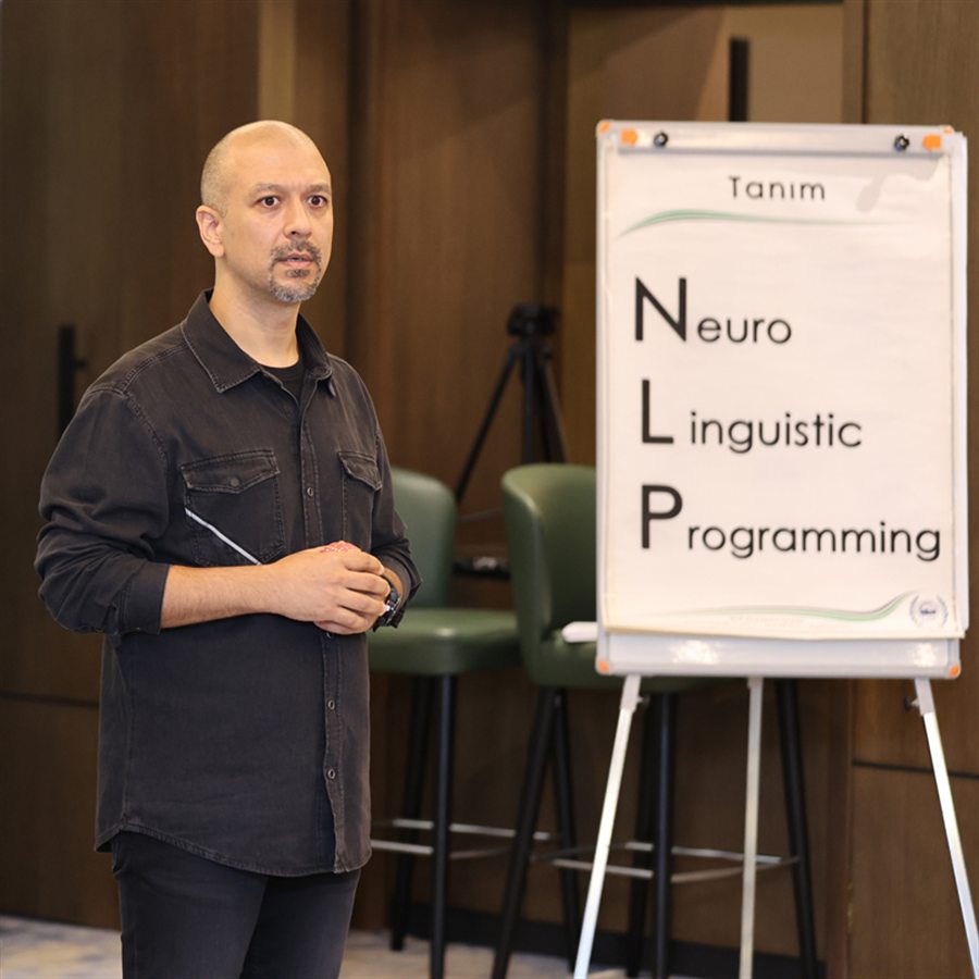 Taşkın Köksalan NLP eğitimi anlatırken